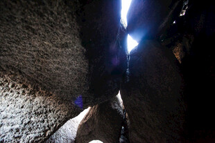 洞穴探险中的光线与绳索