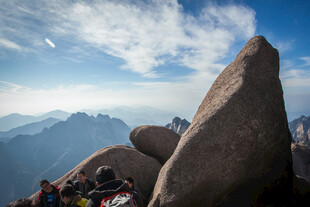山顶巨石旁的壮丽风景