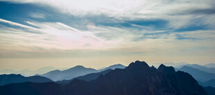 壮丽山景与天空