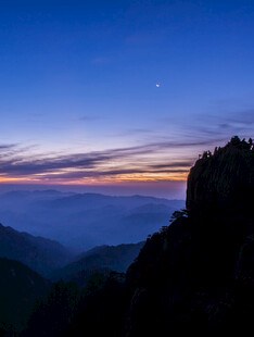 山间云海日出壮丽景观