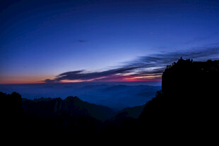 夜幕下的壮丽山景