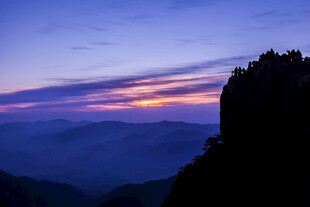 山间暮色中的壮丽云海景观