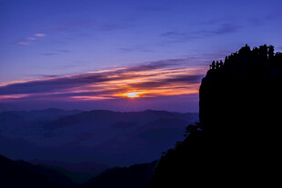 山顶观绝美日出云海