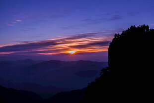 山顶壮丽日出美景