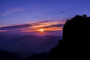 山顶观壮丽日出美景