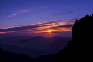 悬崖边的壮丽日落美景