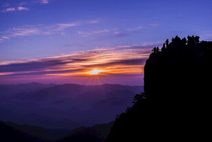日出时分山间壮丽剪影