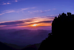 山顶日落壮丽美景