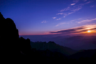 壮丽山巅日落美景