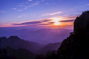 壮丽山巅日出美景