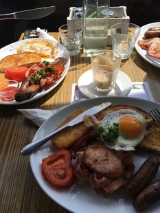 丰盛美味的西式早餐拼盘