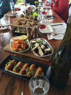 丰盛餐桌美食聚会场景