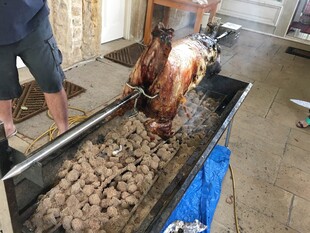 户外烤全猪现场