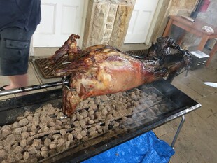 户外烤全羊现场