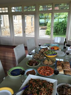 丰盛户外美食聚会场景