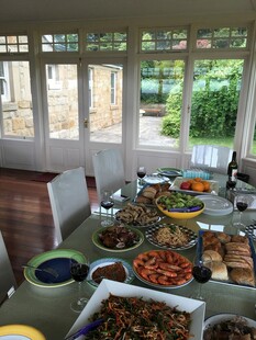 丰盛自助餐摆放在明亮室内