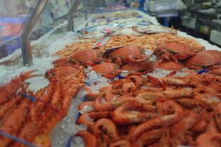 海鲜市场的大量鲜虾陈列