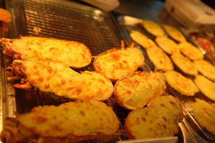 烤箱中烤制的美味土豆