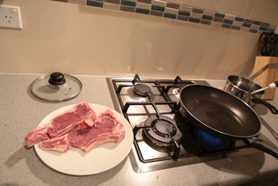 厨房台面上的烹饪准备场景