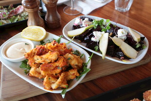 美味海鲜与沙拉拼盘