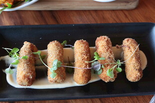 香酥炸物配酱汁摆盘精致