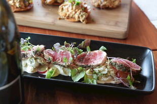 美味牛肉沙拉摆盘精致