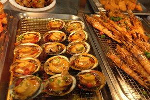 多样美味海鲜小吃陈列