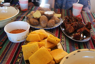 丰盛多样的特色美食拼盘