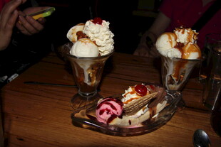 精致美味的创意冰淇淋拼盘