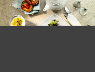 精致餐食摆放在优雅餐桌