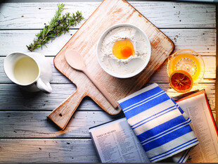 木质桌上的早餐静物组合