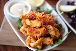 美味炸鱿鱼配蘸酱