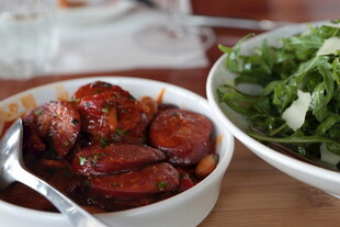 美味卤味与清新蔬菜拼盘