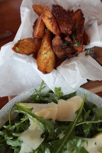 烤鸡翅配蔬菜沙拉