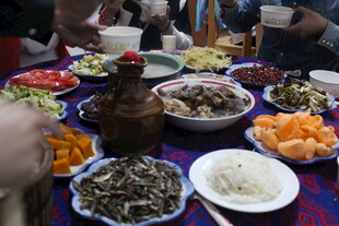 丰盛民族美食聚餐场景