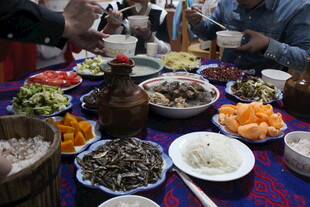 丰盛民族美食聚餐场景