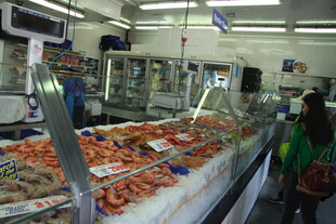 超市海鲜区丰富的海鲜陈列