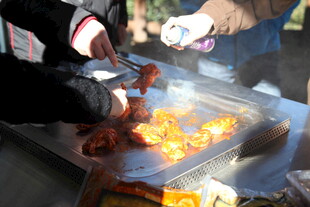 街头美食摊位现场烹饪
