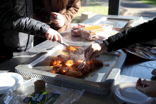 众人围享美食欢乐场景