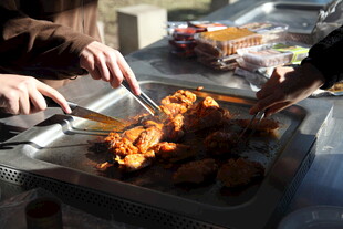 自助取餐的多样美食时刻