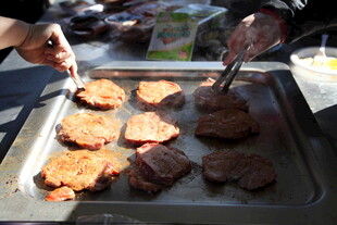 现场煎制美味多汁的肉饼