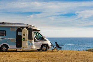 海边露营的房车生活