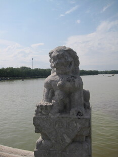 河畔石狮子雕像