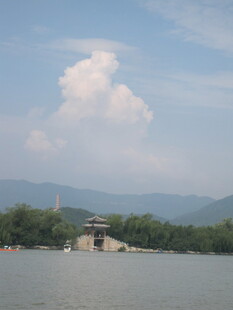 湖畔云景 远山近水相映