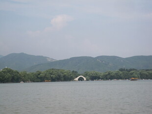 湖光山色中的拱桥美景