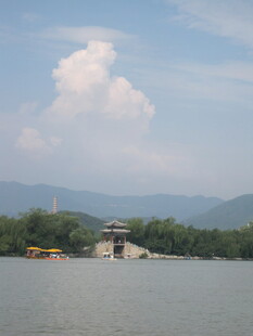 湖畔楼阁 远山白云美景