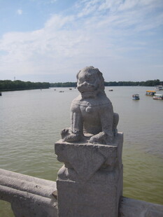 石狮子畔的湖景风光