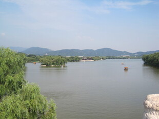 湖畔风光 宁静河流与绿树