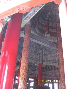 中式古建筑内部红柱景观