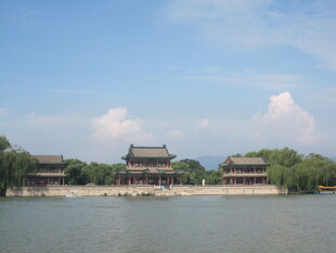 湖畔古建筑风景
